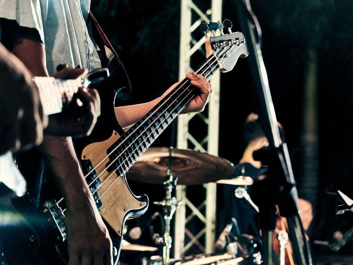 Bassist und Schlagzeuger auf einer Bühne mit Aluminiumtraverse